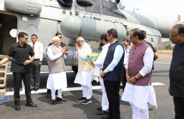 20.09.2024: Prime Minister Narendra Modi participated in a National event organised on the occasion of one year of progress under the National ‘PM Vishwakarma’ Programme' at Wardha. Maharashtra Governor C P Radhakrishnan, Chief Minister Eknath Shinde, Dy CM Devendra Fadnavis, Dy CM Ajit Pawar and others welcomed the PM on arrival.