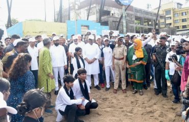 21.09.2024:  Governor participates in a beach clean up drive at Juhu Chowpatty