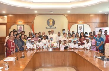 22.09.2024 : Governor flags off to the Rath Yatra Organized by the various Jain Sanghs of South Mumbai