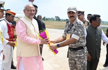 02.10.2024: Maharashtra Governor C P Radhakrishnan arrived in Gadchiroli as part of his Vidarbha tour. The Governor was welcomed by senior officials of the district administration. Minister of Forest and Cultural Affairs Sudhir Mungantiwar, MLA Dr Deorao Holi, In Charge Collector Ayushi Singh, DIG Anikit Goyal, SP Neelotpal and others were present