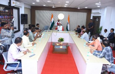 04.10.2024 : राज्यपालांची अकोला येथे लोकप्रतिनिधी, प्रशासनातील वरिष्ठ अधिकारी, उद्योजक तसेच कला क्रीडा क्षेत्रातील विविध समूहांशी चर्चा