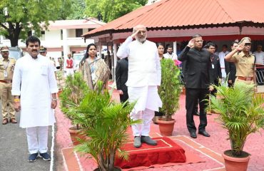 11.10.2024: Maharashtra Governor C.P. Radhakrishnan arrived in  Yavatmal on his District tour. The Governor was welcomed by Guardian Minister Sanjay Rathod, Divisional Commissioner Dr Nidhi Pandey, Collector Dr. Pankaj Ashiya, Chief Executive Officer, Zilla Parishad, Yavatmal  Mandar Patki,  Superintendent of Police, Kumar Chintha and others. A Guard of Honour was presented to the Governor by the district Police.