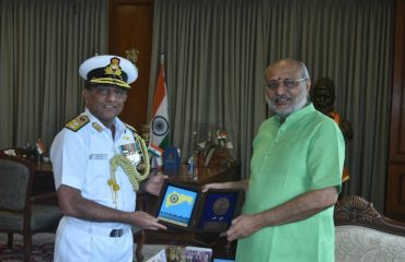 16.10.2024: : Rear Admiral Anil Jaggi, Flag Officer Commanding Maharashtra Naval Area meets Governor