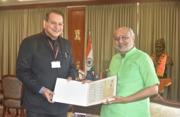 05.11.2024: Chief Postmaster General, Maharashtra Circle Amitabh Singh meets Governor