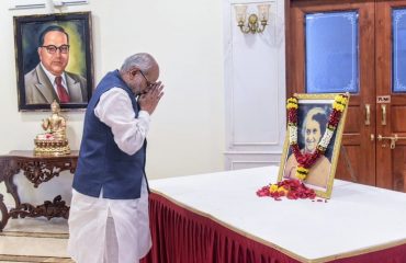 Governor offers floral tribute to Indira Gandhi