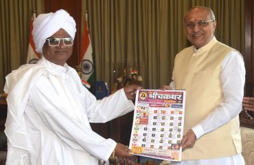 27.11.2024: Founder and Editor of 'Sarvajna Prakashan' Rishiraj Dada Bhojane meet Governor