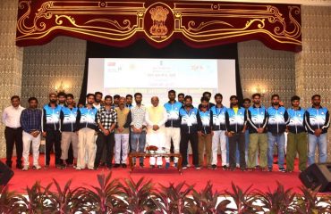 29.11.2024:   A group of 125 youths from the six districts of Kashmir, currently on a visit to Mumbai called on Maharashtra Governor C P Radhakrishnan at Raj Bhavan Mumbai. The youths comprising 30 girl students are visiting Maharashtra under the 'Watan Ko Jaano' programme organised by the Nehru Yuva Kendra Sanghatan as part of the Kashmir Youth Exchange Programme. State Director of Nehru Yuva Kendra Sanghatan Prakash Manure, District Youth officer Nishant Rautela and others were present.