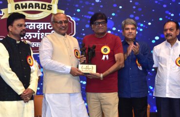 29.11.2024 : Governor presents Natsamtrat Balgandharva Award to Marathi film and theatre personalities
