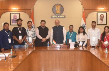 'युवा संगम' कार्यक्रमाअंतर्गत आयआयटी भुवनेश्वर तसेच इतर राष्ट्रीय संस्थांमधील विद्यार्थ्यांनी घेतली राज्यपालांची भेट