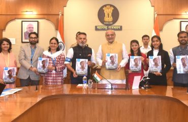 02.12.2024: राज्यपाल सी. पी. राधाकृष्णन यांच्या हस्ते आज युनिसेफच्या 'स्टेट ऑफ द वर्ल्ड्स चिल्ड्रन रिपोर्ट - २०२४ : बदलत्या विश्वात लहान मुलांचे भवितव्य' या विषयावरील अहवालाचे प्रकाशन राजभवन मुंबई येथे करण्यात आले. या वर्षीच्या अहवालात लोकसंख्याशास्त्रीय बदल, हवामान आणि पर्यावरणातील तीव्र बदल आणि तंत्रज्ञानातील स्थित्यंतरामुळे सन २०५० पर्यंत आणि त्यापुढील काळात मुलांच्या जीवनावर कसा परिणाम होऊ शकतो याचे विवेचन करण्यात आले आहे. या कार्यक्रमाला युनिसेफ महाराष्ट्रचे मुख्य अधिकारी संजय सिंह, युसूफ कबीर, स्वाती महापात्रा आणि पर्यावरण प्रेमी युवक गुरप्रीत कौर आणि पूजा विश्वकर्मा उपस्थित होते.