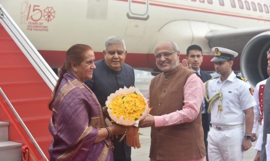 03.12.2024: भारतीय कृषी संशोधन परिषदेच्या मुंबईस्थित केंद्रीय कापूस प्रौद्योगिकी संशोधन केंद्राच्या शताब्दी समारोहाला उपस्थित राहण्यासाठी भारताचे उपराष्ट्रपती जगदीप धनखड यांचे पत्नी डॉ सुदेश धनखड यांचेसह आज मुंबई येथे आगमन झाले. यावेळी राज्यपाल सी पी राधाकृष्णन, केंद्रीय कृषी व शेतकरी कल्याण मंत्री शिवराज सिंह चौहान, केंद्रीय कृषी राज्यमंत्री रामनाथ ठाकूर यांनी त्यांचे स्वागत केले.