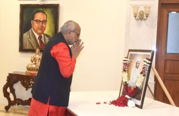 08.12.2024 : Governor offers floral tributes to Shri Santaji Jagnade Maharaj