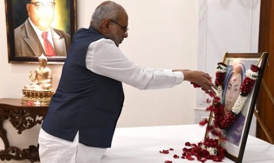 03.01.2025 : Maharashtra Governor C. P. Radhakrishnan offered floral tributes to the portrait of Krantijyoti Savitribai Phule on the occasion of her Birth Anniversary at Raj Bhavan Mumbai. Secretary to the Governor Shweta Singhal, Comptroller of the Governor’s Households Jitendra Wagh and Officers and staff of Raj Bhavan were present.