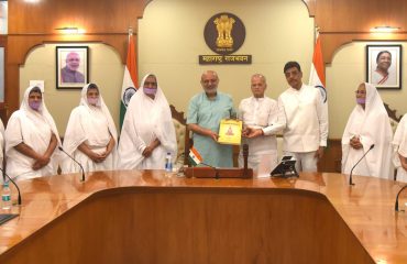 04.01.2025 : Jain Sadhvis meet Maharashtra Governor
