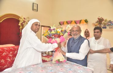 05.01.2025 : Maharashtra Governor C.P. Radhakrishnan visited the Santmat Anuyayi Ashram in Mumbai and met Shree Sadguru Sarnanand Ji Maharaj Paramhans. The Secretary of Santmat Anuyayi Ashram Radhe Shyam Singh Yadav, along with trustees and devotees were present.