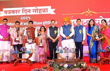 05.01.2025: Governor C.P. Radhakrishnan presided over the Artificial Intelligence in Media Innovation Conference in Pune. The Conference was organized by the Marathi Patrakar Sangh Pune. Editor of the Pudhari Group Smita Yogesh Jadhav, Yadu Joshi of Dainik Lokmat, Executive Editor of Daily Sakal Sheetal Pawar, Editor of News 18 Lokmat Vilas Badhe were given the 'Editor Vratasta Puraskar'. Chairman of the Pudhari Group Yogesh Jadhav, Group Editor of Dainik Lokmat Vijay Baviskar, Founder of Ruperi Kinar Foundation Kalpana Javadekar, State President of Marathi Patrakar Sangh Kiran Joshi were present. Special awards were given to Mrs. Kalpana Javadekar of Ruperi Kinar and Nilesh Khedekar of Edutech.