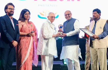 18.01.2025 : Governor presents ‘Change Maker Award’ to legendary lyricist Gulzar