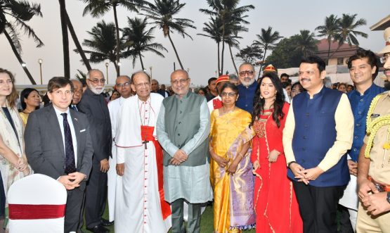 26.01.2025:  देशाच्या ७६ व्या प्रजासत्ताक दिनानिमित्त राज्यपाल सी पी राधाकृष्णन यांनी  राजभवनाच्या हिरवळीवर निमंत्रितासाठी स्वागत समारंभ व चहापानाचे आयोजन केले होते. राष्ट्रगीत व राज्यगीताने कार्यक्रमाची सुरुवात झाली. त्यानंतर राज्यपाल व मुख्यमंत्री देवेंद्र फडणवीस यांनी सर्वांना प्रजासत्ताक दिनाच्या शुभेच्छा दिल्या. कार्यक्रमाला राज्यपालांच्या पत्नी सुमती राधाकृष्णन, अमृता फडणवीस, केंद्रीय वस्त्रोद्योग मंत्री गिरीराज सिंह, विधानसभेचे अध्यक्ष राहुल नार्वेकर, उपसभापती डॉ नीलम गोऱ्हे, मुंबई उच्च न्यायालयाचे मुख्य न्यायमूर्ती आलोक आराध्ये, उद्योजक अशोक हिंदुजा, प्रकाश हिंदुजा, निरंजन हिरानंदानी, आमदार अमीन पटेल, मुंबई विद्यापीठाचे कुलगुरू डॉ रवींद्र कुलकर्णी, एसएनडीटी महिला विद्यापीठाच्या कुलगुरु डॉ उज्वला चक्रदेव, एचएसएनसी विद्यापीठाच्या कुलगुरू डॉ हेमलता बागला, अभिनेते जॅकी श्रॉफ, पार्श्वगायक उदित नारायण,   वर्षा उसगावकर, मुख्य सचिव सुजाता सौनिक, पोलीस आयुक्त विवेक फणसाळकर, विविध देशांचे मुंबईतील वाणिज्यदूत, मुंबईचे मावळते आर्चबिशप ऑस्वाल्ड ग्रेशिअस व नवे आर्चबिशप जॉन रॉड्रिग्स आणि विविध क्षेत्रातले मान्यवर उपस्थित होते.