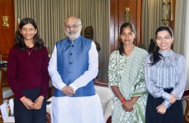 10.02.2025 : सध्या WTA क्रमवारीत असलेली सर्वात लहान टेनिस खेळाडू माया राजेश्वरन हिने राज्यपाल सी. पी. राधाकृष्णन यांची राजभवन, मुंबई येथे सदिच्छा भेट घेतली. राज्यपालांनी मायाचे अभिनंदन केले आणि तिला भावी कारकिर्दीसाठी शुभेच्छा दिल्या. कोयंबतूरच्या पोलाची येथील माया लवकरच ज्युनियर ग्रँड स्लॅम स्पर्धांमध्ये खेळणार आहे. भेटीवेळी मायाची आई रेवती या देखील उपस्थित होत्या.
