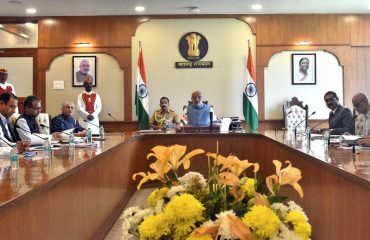 11.02.2025: महाराष्ट्र आरोग्य विज्ञान विद्यापीठाच्या कुलगुरु ले. जन. माधुरी कानिटकर यांनी आज राज्यपाल तथा कुलपती सी पी राधाकृष्णन यांची राजभवन येथे भेट घेऊन त्यांच्यापुढे विद्यापीठाचे विस्तृत सादरीकरण केले. यावेळी त्यांनी राज्यपालांना विद्यापीठाच्या व्हिजन डॉक्युमेंट व रोडमॅपची माहिती दिली. 
बैठकीत विद्यापीठातील अध्यापकांची संख्या, विद्यार्थी कल्याण योजना, विद्यापीठ परीक्षा व्यवस्थापन पद्धती, वसतिगृह सुविधा, आदिवासी संशोधन केंद्र, विद्यार्थ्यांच्या समस्या यांसह विविध विषयांवर चर्चा करण्यात आली.  बैठकीला वैद्यकीय शिक्षण व संशोधन विभागाचे सचिव धीरज कुमार, वैद्यकीय शिक्षण आयुक्त राजीव निवतकर, आरोग्य विज्ञान विद्यापीठाचे प्रकुलगुरु मिलिंद निकुंभ, कुलसचिव डॉ राजेंद्र बंगाळ आदी उपस्थित होते.