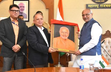 13.02.2025: राज्यपाल तथा कुलपती सी पी राधाकृष्णन यांनी गुरुवारी (दि. १३) डॉ होमी भाभा राज्य विद्यापीठाचा आढावा घेतला. यावेळी कुलगुरु प्रा. डॉ रजनीश कामत यांनी राज्यपालांपुढे विद्यापीठाचे विस्तृत सादरीकरण केले. बैठकीत विद्यापीठात राष्ट्रीय शैक्षणिक धोरणाची अंमलबजावणी, नाविन्यपूर्ण अभ्यासक्रम, प्रोफेसर ऑफ प्रॅक्टिस संकल्पना, सेंटर ऑफ हॅपिनेस, भावी योजना, शैक्षणिक वेळापत्रक, शाळांशी संवाद, विद्यार्थ्यांसाठी वसतिगृह सुविधा, स्वच्छ भारत अभियान, 'विकसित भारत' उपक्रम, आदिवासी विद्यार्थी उत्थान योजना, क्रीडा संस्कृतीला चालना आदी विषयांवर चर्चा झाली. डॉ होमी भाभा समूह विद्यापीठामध्ये एल्फिन्स्टन महाविद्यालय, सिडनहॅम महाविद्यालय, माध्यमिक प्रशिक्षण महाविद्यालय, शासकीय विज्ञान संस्था यांसह ६ संस्थांचा समावेश आहे. बैठकीला विद्यापीठाचे कुलसचिव प्रा. विलास पाध्ये हे देखील उपस्थित होते.