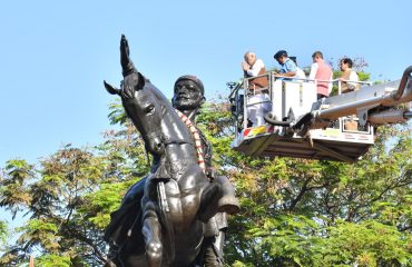 19.02.2025: छत्रपती शिवाजी महाराज यांच्या ३९५ व्या जयंतीनिमित्त राज्यपाल सी. पी. राधाकृष्णन यांनी आज छत्रपती शिवाजी महाराज उद्यान मुंबई येथील छत्रपती शिवाजी महाराजांच्या अश्वारूढ पुतळ्याला पुष्पहार अर्पण करून अभिवादन केले. यावेळी मुंबईचे सहपालकमंत्री मंगल प्रभात लोढा, खासदार अनिल देसाई, आमदार सुनिल शिंदे व महेश सावंत, मुंबई महानगर पालिकेचे प्रशासक भूषण गगराणी, राज्यपालांचे प्रधान सचिव डॉ प्रशांत नारनवरे, अतिरिक्त आयुक्त डॉ अश्विनी जोशी, तसेच छत्रपती शिवाजी महाराज स्मारक समितीचे पदाधिकारी उपस्थित होते. यानंतर मुंबई महानगरपालिकेच्या वतीने क्रीडा भवन येथे आयोजित केलेल्या शिवजयंती उत्सवात राज्यपाल सी.पी. राधाकृष्णन सहभागी झाले. यावेळी बृहन्मुंबई महानगर पालिकेच्या संगीत कला अकादमीच्या वतीने शिवाजी महाराजांच्या जीवनावर आधारित पाळणा, पोवाडा, स्वातंत्र्यवीर सावरकरांनी रचलेली शिवरायांची आरती आदी गीतांचा कार्यक्रम सादर करण्यात आला.