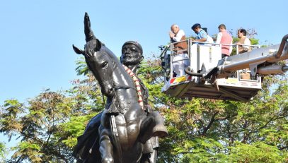 19.02.2025: Maharashtra Governor C P Radhakrishnan garlanded the equestrian statue of Chhatrapati Shivaji Maharaj at Chhatrapati Shivaji Maharaj Park in Mumbai on the occasion of 395th birth anniversary of the Shivaji Maharaj, the founder of Hindavi Swaraj. Minister of Skills and Employment Mangal Prabhat Lodha, MP Anil Desai, MLC Sunil Shinde, MLA Mahesh Sawant, Municipal Commissioner and Administrator of BMC Bhushan Gagrani, Secretary to the Governor Dr Prashant Narnaware, Additional Municipal Commissioner Dr. Ashwini Joshi and office bearers of Chhatrapati Shivaji Maharaj Smarak Samiti were present. The Governor later participated in the Shiv Jayanti celebrations organised by the Brihanmumbai Municipal Corporation at Krida Bhavan. Patriotic songs on the life of Chhatrapati Shivaji Maharaj were presented by the Sangeet Kala Academy comprising music teachers of BMC on the occasion.