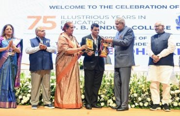 01.03.2025: उपराष्ट्रपती जगदीप धनखड यांच्या प्रमुख उपस्थितीत मुंबईतील केपीबी हिंदुजा वाणिज्य महाविद्यालयाच्या अमृत वर्षानिमित्त आयोजित सोहळा मुंबई येथे संपन्न झाला.  कार्यक्रमाला उपराष्ट्रपतींच्या पत्नी डॉ श्रीमती सुदेश धनखड, महाराष्ट्राचे राज्यपाल सी पी राधाकृष्णन, हिंदुजा फाउंडेशनचे अध्यक्ष अशोक हिंदुजा, श्रीमती हर्षा हिंदुजा व इतर मान्यवर उपस्थित होते.
