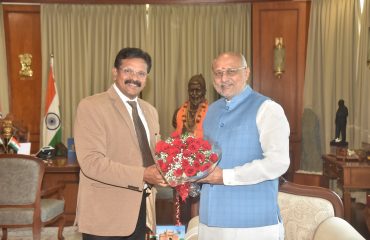 12.03.2025: राज्य मानवी हक्क आयोगाचे नवनियुक्त अध्यक्ष, मुंबई उच्च न्यायालयाचे निवृत्त न्यायमुर्ती ए. एम. बदर यांनी आज राज्यपाल सी पी राधाकृष्णन यांची राज भवन, मुंबई येथे सदिच्छा भेट घेतली. यावेळी आयोगाच्या सदस्या न्या. स्वप्ना जोशी (नि.) व सदस्य संजय कुमार हे देखील उपस्थित होते. पदभार स्वीकारल्यानंतरची ही त्यांची पहिलीच भेट आहे.