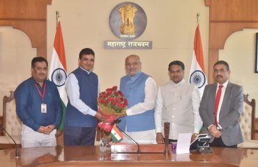 12.03.2025: सातारा येथील कर्मवीर भाऊराव पाटील विद्यापीठाचे  (राज्य सार्वजनिक विद्यापीठ) कुलगुरु डॉ ज्ञानदेव म्हस्के यांनी आज राज्यपाल तथा कुलपती सी पी राधाकृष्णन यांच्यासमोर विद्यापीठाचे विस्तृत सादरीकरण केले. यावेळी राज्यपालांनी राष्ट्रीय शैक्षणिक धोरणाची अंमलबजावणी, गुणवत्ता सुधार, विद्यापीठाद्वारे राबविले जाणारे नाविन्यपूर्ण अभ्यासक्रम, कौशल्य अभ्यासक्रम, विद्यार्थ्यांसाठी कार्यानुभव, माजी विद्यार्थी संघटनांचा विद्यापीठ विकासात सहभाग, आदिवासी विद्यार्थ्यांचे उच्च शिक्षणातील प्रमाण वाढविणे, सामायिक वेळापत्रक, वसतिगृह सुविधा, क्रीडा विकास, नाविन्यपूर्ण उपक्रम यांबाबत आढावा घेतला.  बैठकीला राज्यपालांचे सचिव डॉ. प्रशांत नारनवरे, विद्यापीठाचे प्रभारी कुलसचिव डॉ विजय कुंभार व  संचालक, अंतर्गत गुणवत्ता हमी कक्ष (आयक्यूएसी) डॉ. महेंद्र अहिरे, उपस्थित होते.
