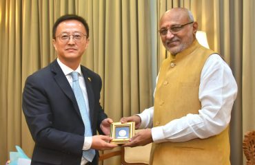 13.03.2025:  आपला कार्यकाळ पूर्ण करीत असलेले चीनचे मुंबईतील वाणिज्यदूत काँग शियानहुआ यांनी आज महाराष्ट्राचे राज्यपाल सी.पी. राधाकृष्णन यांची राजभवन येथे निरोप भेट घेतली. बैठकीला चीनच्या उप वाणिज्यदूत वांग अवेई व उप वाणिज्यदूत शियोंग फांगशिंग देखील उपस्थित होते.