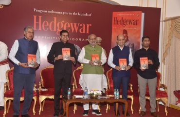 22.03.2025:  महाराष्ट्राचे राज्यपाल सी.पी. राधाकृष्णन यांच्या हस्ते आज रा.स्व. संघाचे संस्थापक डॉ. केशव बळीराम हेडगेवार यांच्यावरील जीवन चरित्राचे राज भवन, मुंबई येथे प्रकाशन संपन्न झाले. ब्रिटिश भारतीय युवा लेखक सचिन नंदा  यांनी हा 'हेडगेवार : अ  डेफिनिटिव्ह बायोग्राफी' हा इंग्रजी चरित्रात्मक ग्रंथ लिहिला आहे. प्रकाशन सोहळ्याला एशियन पेंट्सचे प्रवर्तक जलज दाणी, आवादा ग्रुपचे अध्यक्ष विनीत मित्तल, मोहित डायमंड्सचे व्यवस्थापकीय संचालक मोहित मेहता, लेखक सचिन नंदा, एनएसईचे प्रमुख डॉ आशिषकुमार चौहान, रवींद्र संघवी, समीर कोपीकर, मिलिंद घुमरे आणि इतर निमंत्रित उपस्थित होते.