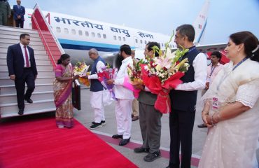 31.03.2025 : राष्ट्रपती द्रौपदी मुर्मू यांचे आज एक दिवसाच्या भेटीसाठी मुंबई येथे आगमन झाले. छत्रपती शिवाजी महाराज आंतरराष्ट्रीय विमानतळावर राज्यपाल सी पी राधाकृष्णन यांनी त्यांचे स्वागत केले.  उपमुख्यमंत्री एकनाथ शिंदे, कौशल्य विकास मंत्री मंगलप्रभात लोढा, पर्यटन व खाण मंत्री शंभूराज देसाई, मुख्य सचिव सुजाता सौनिक, पोलीस महासंचालक रश्मी शुक्ला व इतर मान्यवर देखील स्वागताला उपस्थित होते.