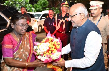 31.03.2025 : राष्ट्रपती द्रौपदी मुर्मू यांचे आज एक दिवसाच्या शासकीय भेटीसाठी मुंबई येथे आगमन झाले. राजभवन येथे आगमनप्रसंगी राज्यपाल सी पी राधाकृष्णन यांनी त्यांचे स्वागत केले.