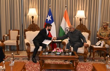 03.04.2025: भारत भेटीवर आलेले चिलीचे राष्ट्राध्यक्ष गॅब्रिएल बोरिच फॉन्ट यांचे आज महाराष्ट्र राज्याच्या वतीने राज्यपाल सी. पी. राधाकृष्णन यांनी राजभवन, मुंबई येथे स्वागत केले. यावेळी राष्ट्राध्यक्ष गॅब्रिएल बोरिक आणि राज्यपाल राधाकृष्णन यांनी चिली व भारत या देशांमध्ये व्यापार आणि वाणिज्य तसेच महत्त्वपूर्ण खनिजे यांमध्ये सहकार्य वाढवणे, उभय देशांमध्ये थेट विमान वाहतूक सुरु करणे, चित्रपट निर्मितीमध्ये संयुक्त उपक्रम राबविणे आणि चिलीतील शूटिंग स्थळांना प्रोत्साहन देणे यांसह पर्यटन, सांस्कृतिक देवाणघेवाण आणि परस्पर लोकसंपर्क वाढवण्याबाबत चर्चा केली.
यावेळी चिलीचे परराष्ट्र मंत्री अल्बर्टो व्हॅन क्लेव्हरेन, चिलीचे भारतातील राजदूत जुआन अँगुलो, चिलीच्या सांस्कृतिक कार्य मंत्री कॅरोलिना अरेडोंडो व राष्ट्राध्यक्षांचे आंतरराष्ट्रीय व्यवहार सल्लागार कार्लोस फिगुएटो हे देखील उपस्थित होते.