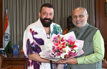 04.04.2025 : अभिनेता आणि चित्रपट निर्माता संजय  दत्त यांनी घेतली राज्यपालांची भेट