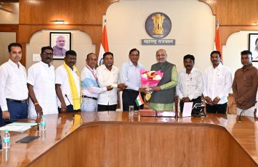 04.04.2025 : अखिल भारतीय परधान समाज संघटनेच्या एका शिष्टमंडळाने घेतली राज्यपालांची भेट