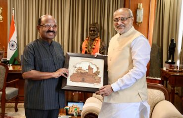 07.04.2025 : मुंबई भेटीवर आलेले पश्चिम बंगालचे राज्यपाल डॉ. सी व्ही आनंदा बोस यांनी महाराष्ट्राचे राज्यपाल सी पी राधाकृष्णन यांची राजभवन मुंबई येथे सदिच्छा भेट घेतली.
