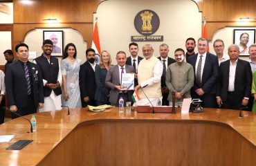 Members of the Sydney Investors Professionals and Business Networking Group Inc, an Australian Trade and Investment delegation meets Governor