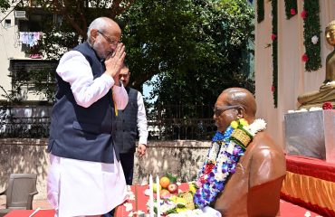 14.04.2025: महाराष्ट्राचे राज्यपाल सी. पी. राधाकृष्णन यांनी आज राजभवन कर्मचारी वसाहत संकूल येथे आयोजित १३४व्या डॉ आंबेडकर जयंती कार्यक्रमात सहभागी होऊन महामानव भारतरत्न डॉ बाबासाहेब आंबेडकर यांच्या अर्धपुतळयाला पुष्पांजली वाहून अभिवादन केले.  सार्वजनिक उत्सव समिती तर्फे आयोजित या कार्यक्रमामध्ये बोलताना डॉ. बाबासाहेब आंबेडकर यांच्या संविधान निर्मिती कार्यामुळे देश एकसंघ राहीला तसेच आदर्श लोकशाही राष्ट्र जगासमोर उभा आहे, असे सांगितले. यावेळी समितीच्या पदाधि काऱ्यांनी राज्यपालांचा सत्कार केला.