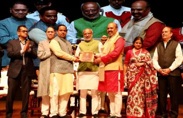 20.04.2025:  राज्यपाल सी पी राधाकृष्णन यांच्या हस्ते आज आरोग्यसेवा, शाश्वत विकास व सुशासन या क्षेत्रात कार्य्र करणाऱ्या देशातील तीन संस्थांना तिसरे 'यशराज भारती सन्मान' समारंभपूर्वक प्रदान करण्यात आले. छत्तीसगड येथील 'जन स्वास्थ्य सहयोग', शिक्षण क्षेत्रातील 'प्रथम एजुकेशन फाऊंडेशन' व राष्ट्रीय सूचना केंद्राने विकसित केलेल्या 'सर्व्हिसेस प्लस' प्लॅटफॉर्म यांना यशराज भारती सन्मान जमशेद भाभा सभागृह, एनसीपीए मुंबई येथे देण्यात आले. कार्यक्रमाला विधानसभेचे माजी अध्यक्ष दिलीप वळसे पाटील, जी - २० चे शेरपा अमिताभ कांत, यशराज रिसर्च फाऊंडेशनच्या अध्यक्षा दीपाली भानुशाली, माजी सनदी अधिकारी व लोकपाल सदस्य डी के जैन, राज्यपालांचे सचिव डॉ प्रशांत नारनवरे, यशराज रिसर्च फाऊंडेशनचे विश्वस्त सुभाष मुंदडा, यशराज भारती सम्मान निवड समितीचे अध्यक्ष प्रा. राम चरण, आदी उपस्थित होते.