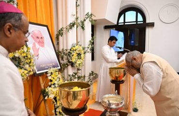 25.04.2025: राज्यपालांची आर्चबिशप हाऊस  येथे पोप फ्रान्सिस यांना श्रद्धांजली