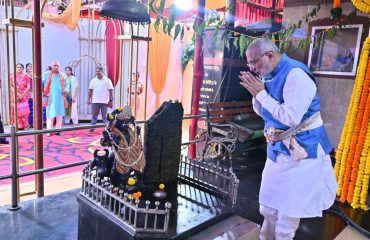 09.05.2025 : Governor visits Madhavbaug Lakshmi Narayan Temple in Mumbai