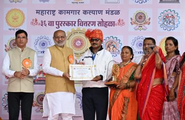 13.05.2025: महाराष्ट्राचे राज्यपाल सी. पी. राधाकृष्णन यांच्या हस्ते महाराष्ट्र कामगार कल्याण मंडळातर्फे आयोजित ३६ व्या 'कामगार भूषण पुरस्कार' व 'विश्वकर्मा गुणवंत कामगार पुरस्कार - २०२३' चे वितरण हुतात्मा बाबू गेनू मुंबई गिरणी कामगार क्रीडा भवन येथे करण्यात आले. यावेळी राज्यपालांच्या हस्ते मल्टिस्कील ऑपरेटर, बजाज ॲटो लिमिटेड, छत्रपती संभाजीनगर येथील श्रीनिवास कोंडिबा कळमकर यांना 'कामगार भूषण पुरस्कार' तसेच राज्यातील ५१ गुणवंत कामगारांना 'विश्वकर्मा गुणवंत कामगार पुरस्कार - २०२३' पुरस्काराने सन्मानित करण्यात आले. सुरुवातीला राज्यपालांनी हुतात्मा बाबू गेनू यांच्या अर्धाकृती पुतळ्याला, आद्यश्रमिक भगवान विश्वकर्मा व रावबहादूर नारायण मेघाजी लोखंडे यांच्या प्रतिमेला अभिवादन केले. यावेळी राज्यपालांच्या हस्ते 'श्रम कल्याण युग विश्वकर्मा गुणवंत कामगार' या विशेष अंकाचे प्रकाशन करण्यात आले. कार्यक्रमाला कामगार मंत्री ॲड आकाश फुंडकर, कामगार राज्यमंत्री ॲड आशिष जयस्वाल, विधान परिषदेच्या सदस्या मनिषा कायंदे विधानसभा सदस्य मनोज जामसुतकर,  स्थानिक लोकप्रतिनिधी, कामगार विभागाच्या प्रधान सचिव आय. ए .कुंदन, कामगार आयुक्त डॉ. एच. पी. तुम्मोड, कामगार कल्याण आयुक्त रविराज इळवे आदी उपस्थित होते.