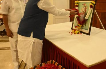 14.05.2025: Maharashtra Governor C P Radhakrishnan offered floral tributes to the portrait of Chhatrapati Sambhaji Maharaj on the occasion of his birth anniversary at Raj Bhavan, Mumbai.  Agricultural Minister Manikrao Kokate also offered floral tributes to the portrait of Chhatrapati Sambhaji Maharaj  on the occasion. Secretary to the Governor Dr. Prashant Narnaware, staff and officers of Raj Bhavan and State police were present.