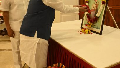14.05.2025: Maharashtra Governor C P Radhakrishnan offered floral tributes to the portrait of Chhatrapati Sambhaji Maharaj on the occasion of his birth anniversary at Raj Bhavan, Mumbai.  Agricultural Minister Manikrao Kokate also offered floral tributes to the portrait of Chhatrapati Sambhaji Maharaj  on the occasion. Secretary to the Governor Dr. Prashant Narnaware, staff and officers of Raj Bhavan and State police were present.