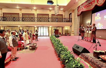 16.05.2025 :  सिक्कीम राज्याचा ५० वा राज्य स्थापना वर्धापन दिवस महाराष्ट्र राजभवन मुंबई येथे राज्यपाल तथा राज्य विद्यापीठांचे कुलपती सी पी राधाकृष्णन यांच्या प्रमुख उपस्थितीत साजरा करण्यात आला.  केंद्र शासनाच्या एक भारत श्रेष्ठ भारत उपक्रमांतर्गत सिक्कीम राज्य स्थापना दिवस साजरा करण्यात आला. यावेळी कोल्हापूर येथील शिवाजी विद्यापीठाच्या विद्यार्थ्यांनी सिक्कीम राज्याच्या लोकसंस्कृती आणि परंपरांचे दर्शन घडवणारा पारंपरिक नृत्य व गीतांचा कार्यक्रम सादर केला. विद्यापीठाच्या वृत्तविद्या व जनसंवाद विभागातर्फे तयार करण्यात आलेला सिक्कीम राज्यावरील माहितीपट  देखील यावेळी दाखविण्यात आला.  कार्यक्रमाला राज्यपालांचे सचिव डॉ प्रशांत नारनवरे, शिवाजी विद्यापीठाचे कुलगुरु प्रा. डॉ डी. टी शिर्के, प्रकुलगुरु पी एस पाटील, कुलसचिव डॉ व्ही एन शिंदे, व्यवस्थापन समितीचे सदस्य तसेच विद्यापीठाच्या सांस्कृतिक चमूचे सदस्य उपस्थित होते. राज्यपालांच्या हस्ते कार्यक्रमामध्ये उत्कृष्ट कला सादरीकरण केल्याबददल विद्यार्थ्यांचा सत्कार करण्यात आला. यावेळी विद्यापीठाच्या विद्यार्थ्यांनी तयार केलेल्या सिक्कीमच्या चित्राचे तसेच सिक्किमी युवतीच्या रांगोळीचे राज्यपालांनी कौतुक केले.