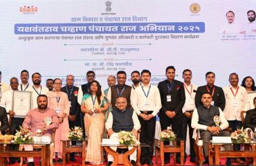Governor presents the top State level awards to Zilla Parishads and Panchayat Samitis from the State at the Yashwantrao Chavan Panchayat Raj Abhiyan Prize Distribution programme