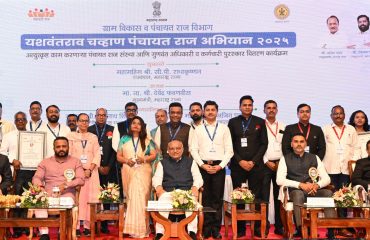 27.05.2025 : Governor presents the top State level awards to Zilla Parishads and Panchayat Samitis from the State at the Yashwantrao Chavan Panchayat Raj Abhiyan Prize Distribution programme