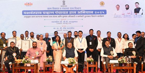 27.05.2025 : Governor presents the top State level awards to Zilla Parishads and Panchayat Samitis from the State at the Yashwantrao Chavan Panchayat Raj Abhiyan Prize Distribution programme